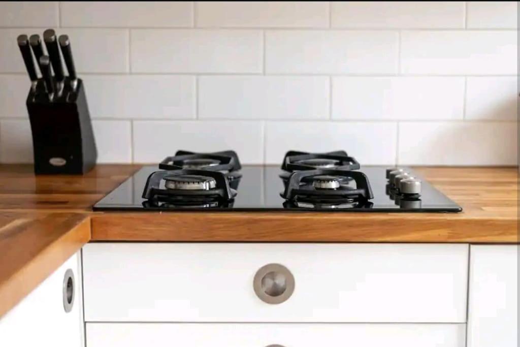 Сasa de vacaciones 2 Bedroom Canal View, Near Kings Cross & Camden Londres